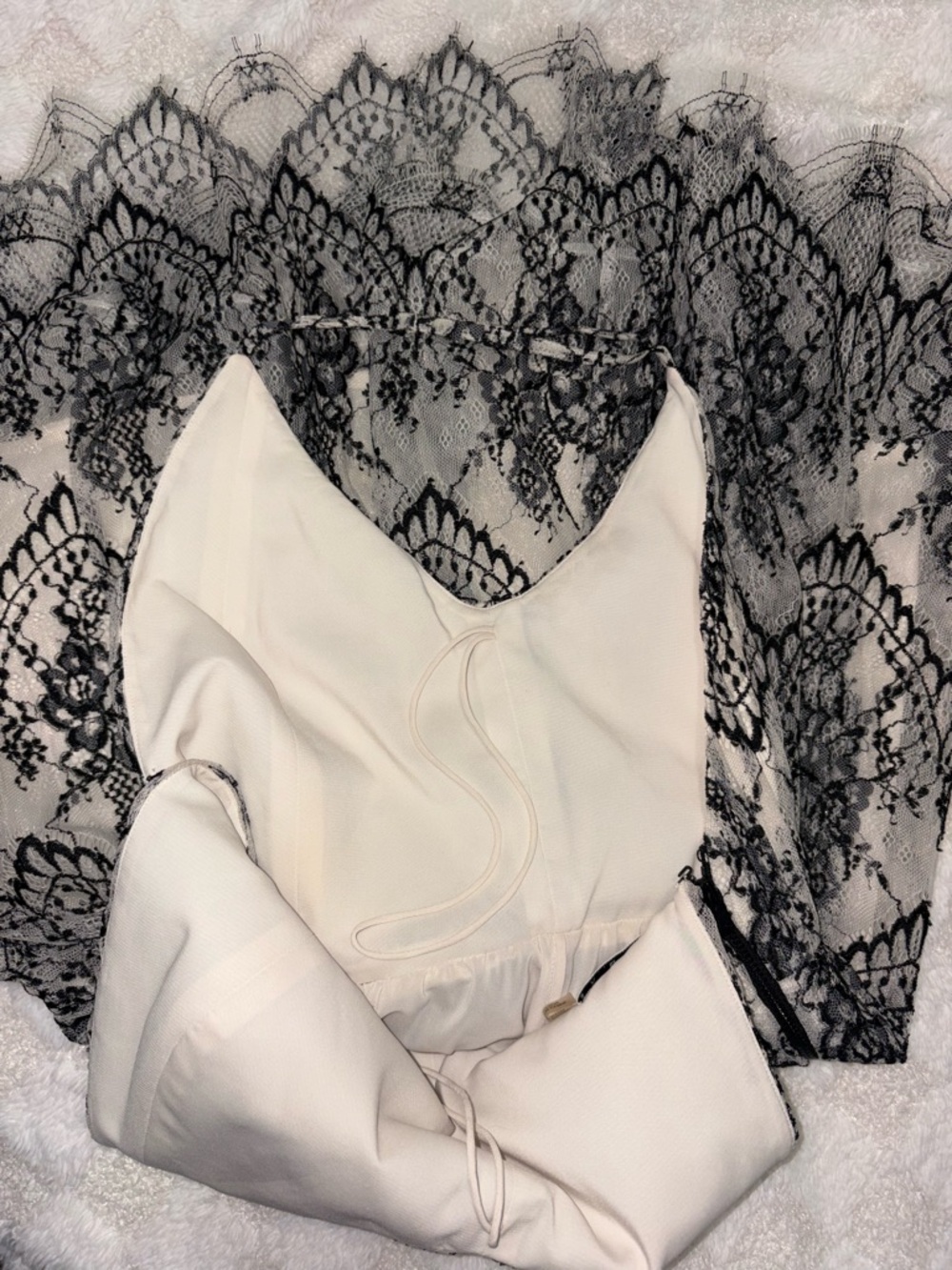 Alice + Olivia Women’s Lace Mesh Lined V-Neck Cocktail Dress • Size 4 - Picture 15 of 15